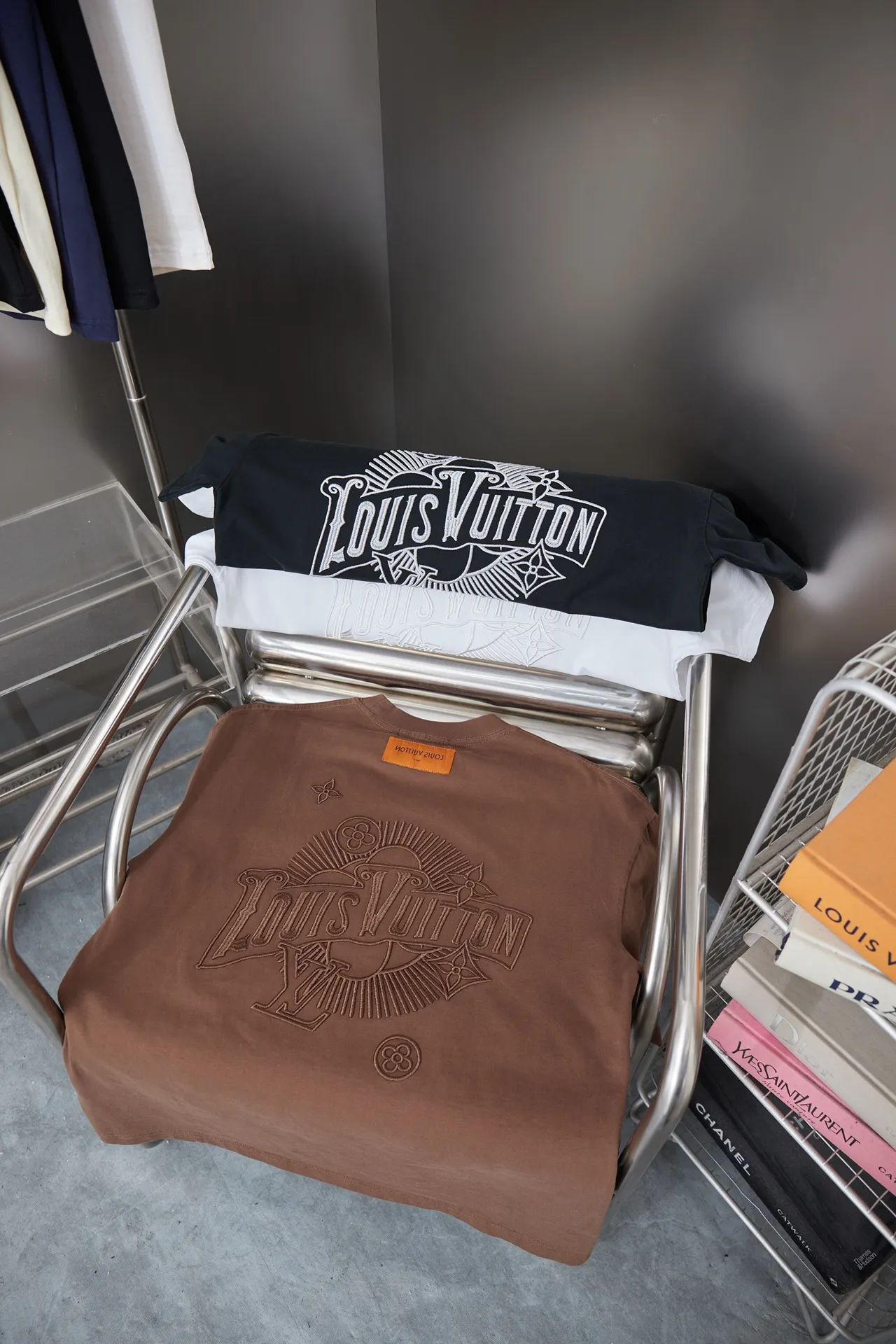 🅿️200 1V 25SS early spring new style short sleeves with embroidered letters, light luxury, a must-have item for daily commuting for men and women, correct version, welcome to compare, detailed features · 320g 100% pure cotton double yarn jersey fabric · Special thickened 32 pieces of double-strand 1X1 thread in the same vat custom dyeing · Imported Tajima machine embroidered LV letters · Double needle stitching and cross-stitching technology · Original main mark, washable tag, brand moisture-proof paper packaging Color: black/white/coffee Size: S/M/L/XL